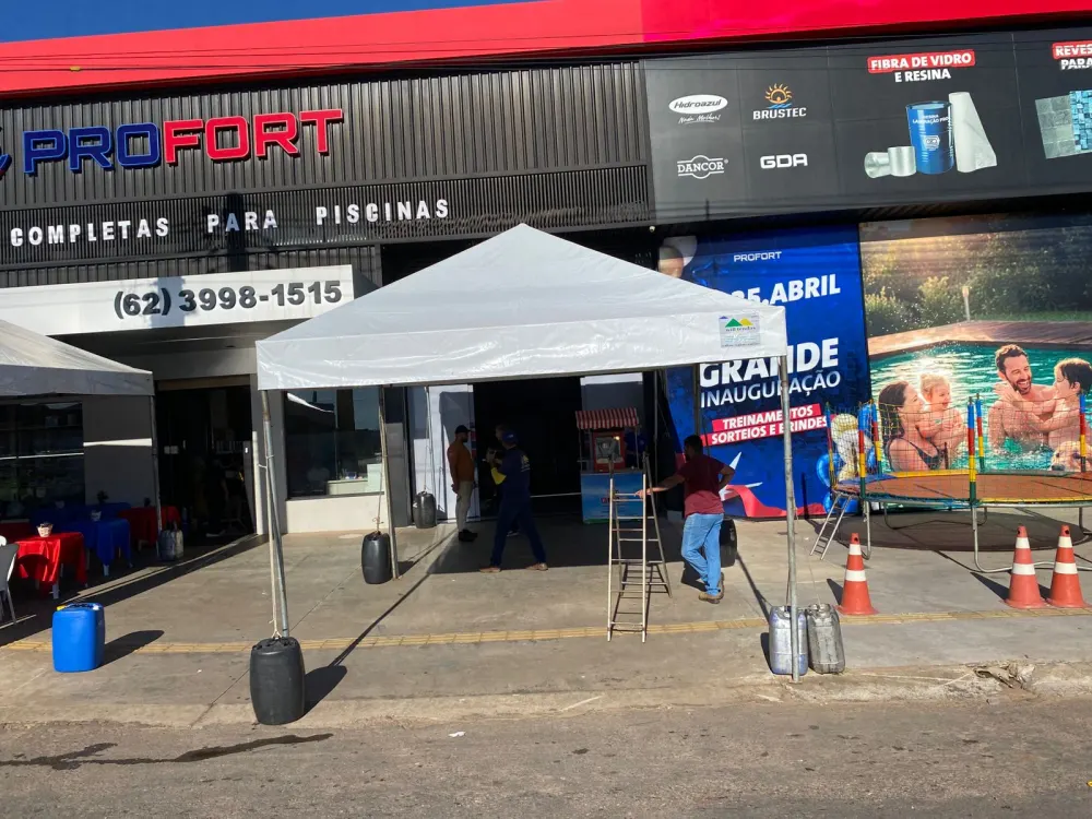 Tenda Will Tendas na entrada de loja em dia de inauguração comercial