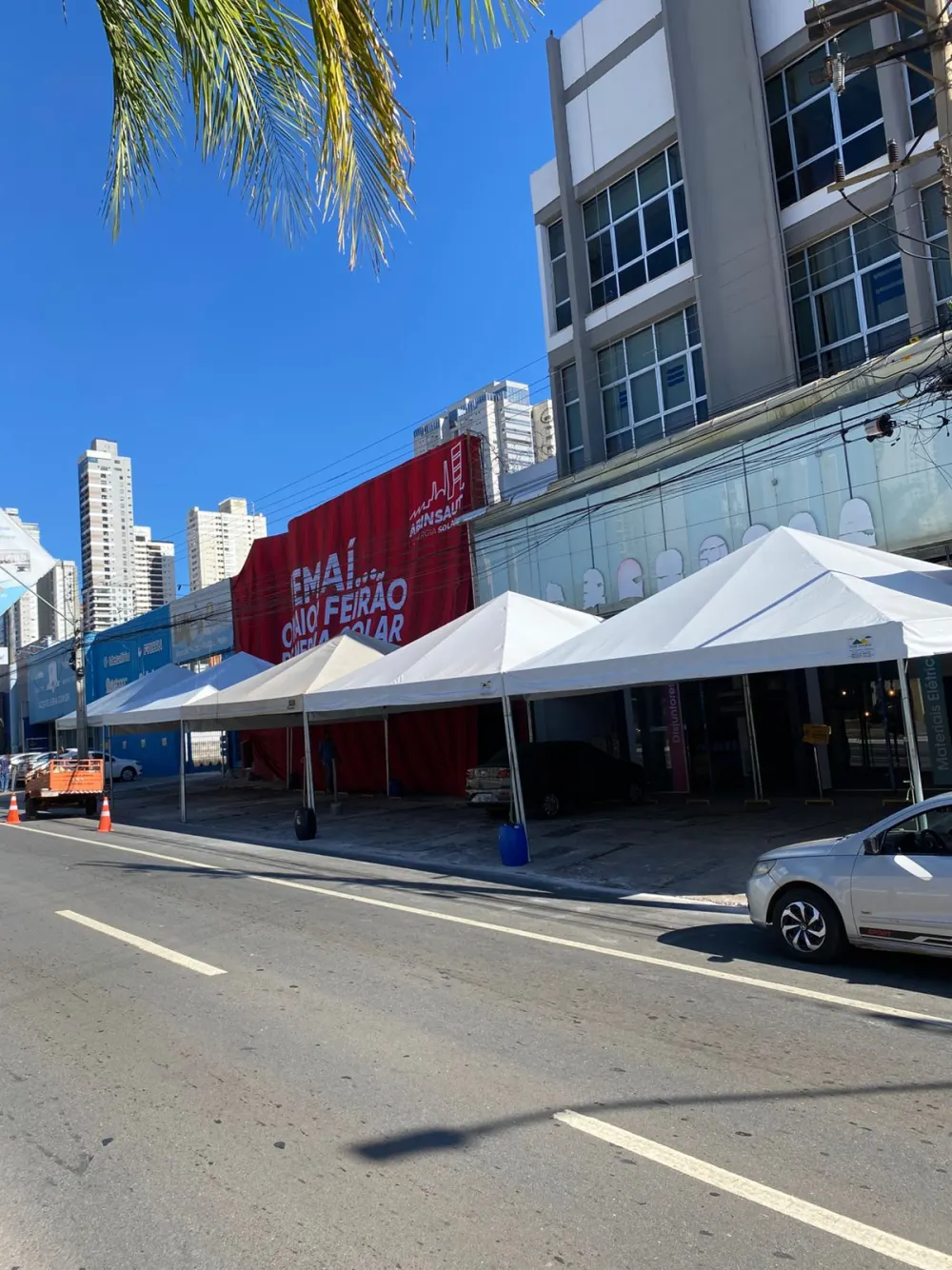 Tendas Will Tendas cobrindo uma feira de grande porte na avenida