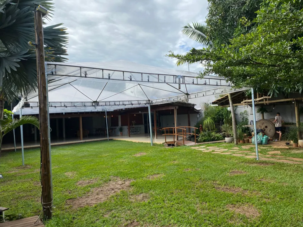 Tenda transparente Will Tendas montada em área de piscina residencial